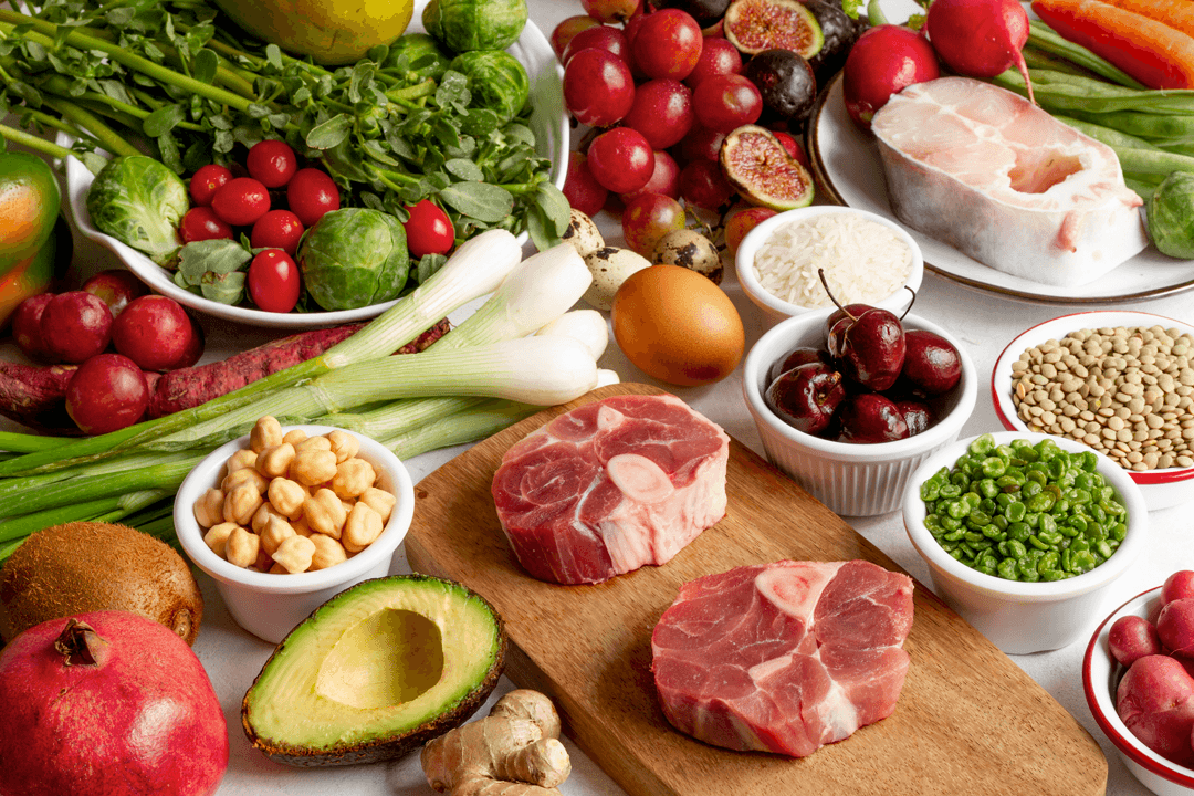 Comida equilibrada con proteína, vegetales, granos integrales y agua para la recuperación quirúrgica